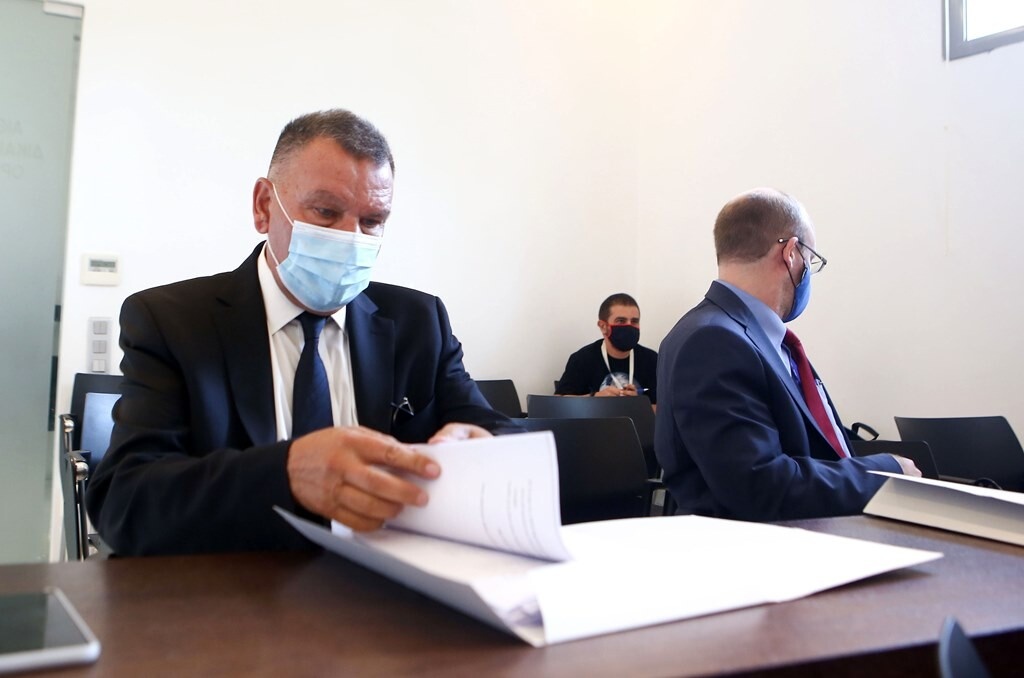 Λάρισα: Επίθεση Κούγια σε Μπελεβώνη - «Υπαλληλάκο της κακιάς ώρας» (photos)
