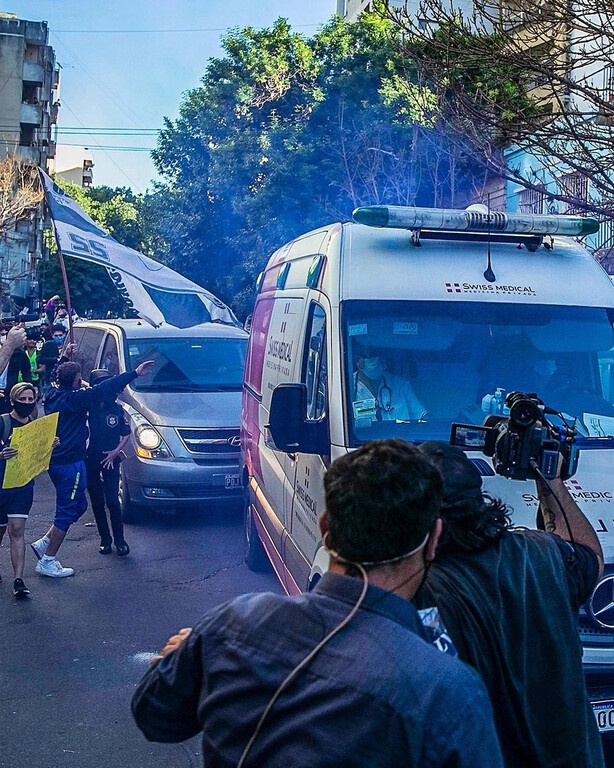 Μαραντόνα: Χειρουργήθηκε στο κεφάλι - Συγκινητικές στιγμές από θαυμαστές (photos+videos)