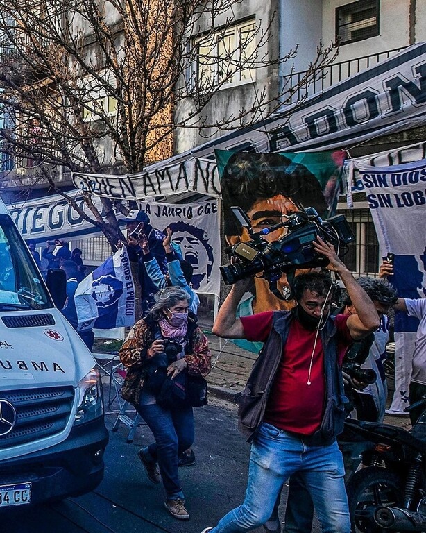Μαραντόνα: Χειρουργήθηκε στο κεφάλι - Συγκινητικές στιγμές από θαυμαστές (photos+videos)