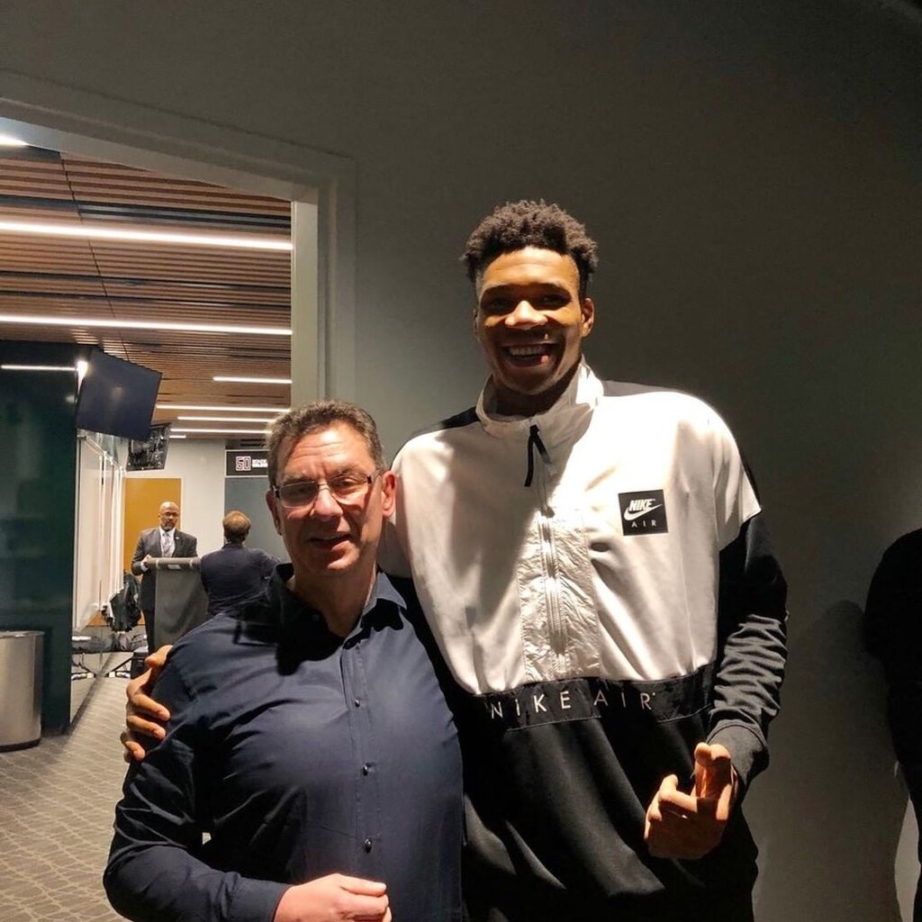 Εμβόλιο κορονοϊού: Φίλαθλος ελληνικής ομάδας ο CEO της Pfizer - Η αποκάλυψη στο Twitter (photos)