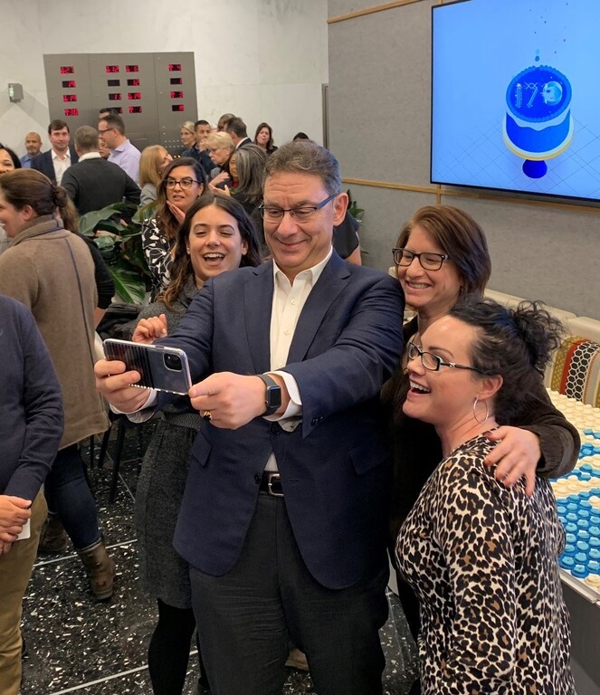 Εμβόλιο κορονοϊού: Φίλαθλος ελληνικής ομάδας ο CEO της Pfizer - Η αποκάλυψη στο Twitter (photos)