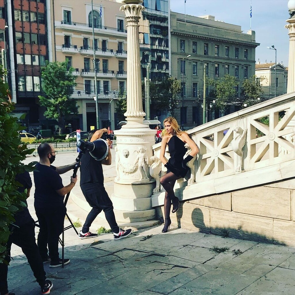 «Σεισμός» στην Αθήνα από το αγγελάκι της Victoria's Secret με τις πόζες στα Προπύλαια!