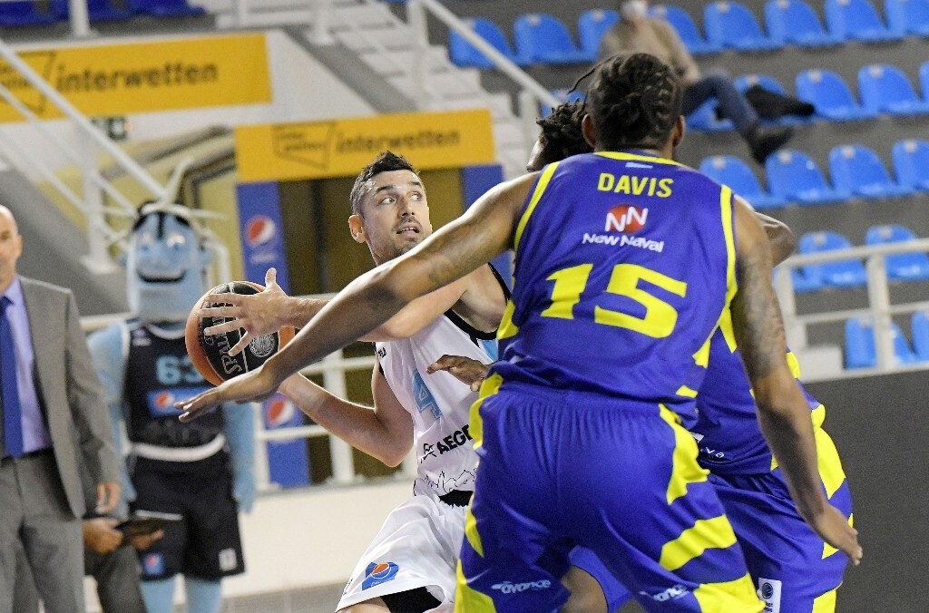 Κολοσσός-Λαύριο: Παίκτης μπήκε να παίξει με τη φανέλα προπόνησης (photos+video)