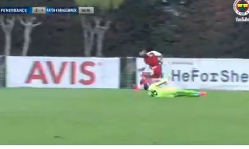 Τραυματισμός που σοκάρει: Ο Ντουρμάζ τον έστειλε στο νοσοκομείο (video+photos)