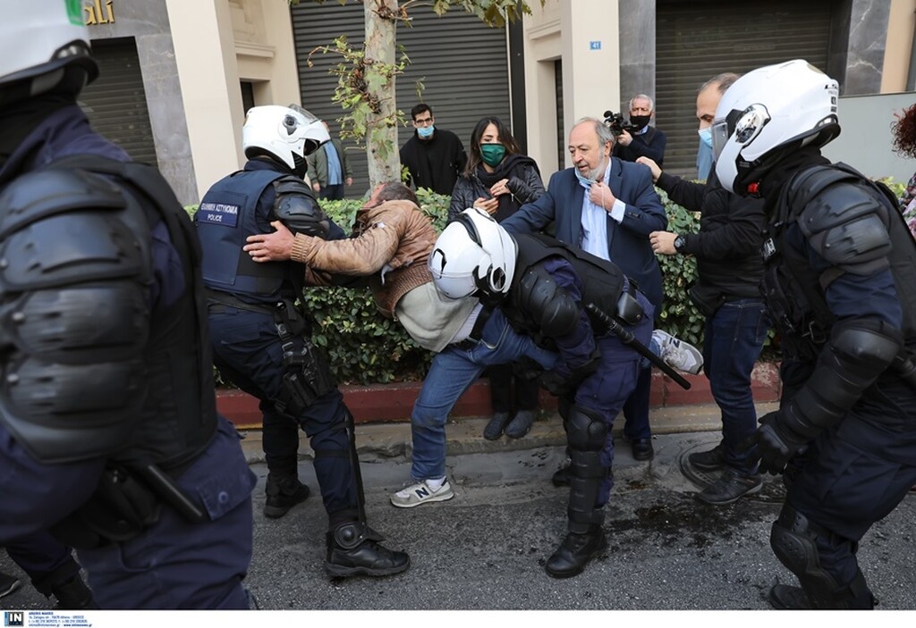 Πολυτεχνείο: Επεισόδια στο κέντρο της Αθήνας - Επιχείρηση διάλυσης της συγκέντρωσης (pics)