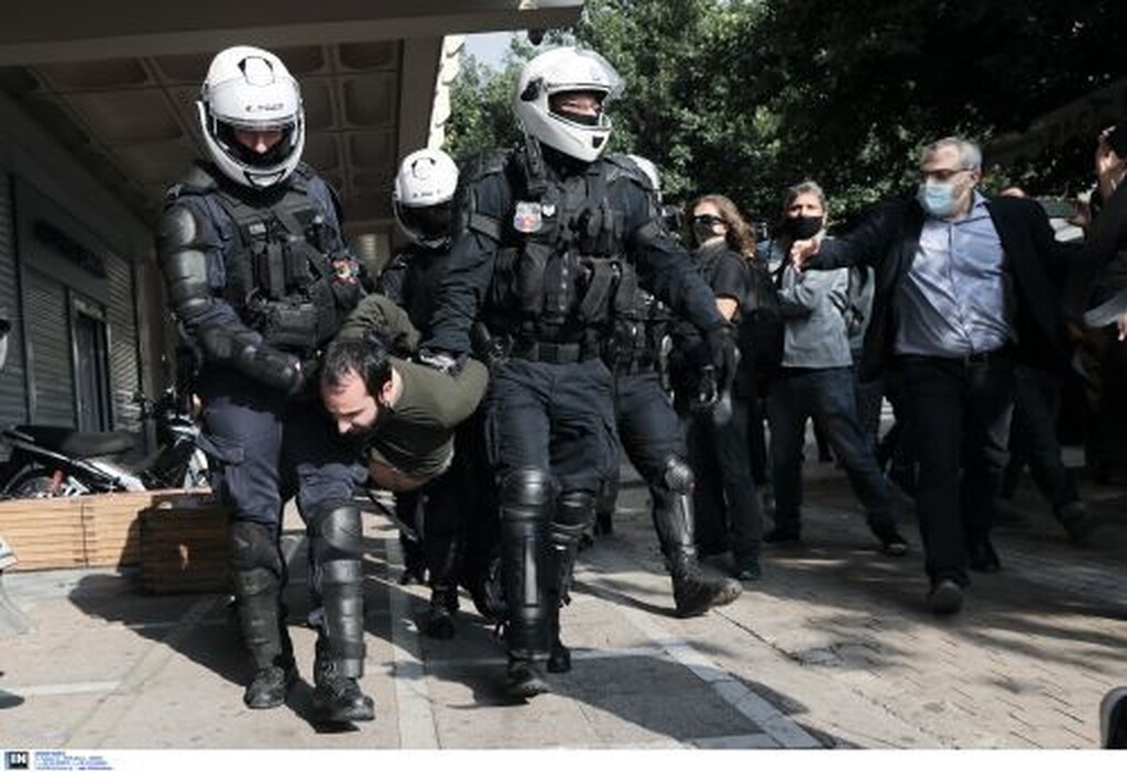 Πολυτεχνείο: Επεισόδια στο κέντρο της Αθήνας - Επιχείρηση διάλυσης της συγκέντρωσης (pics)