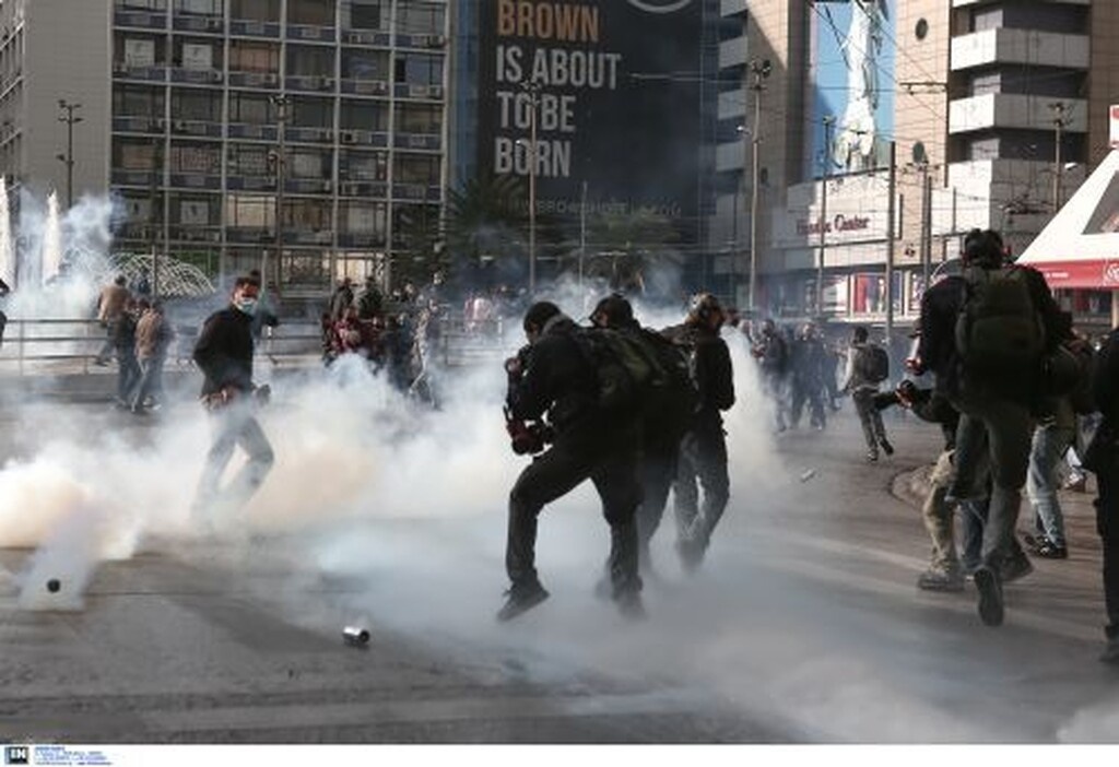 Πολυτεχνείο: Επεισόδια στο κέντρο της Αθήνας - Επιχείρηση διάλυσης της συγκέντρωσης (pics)