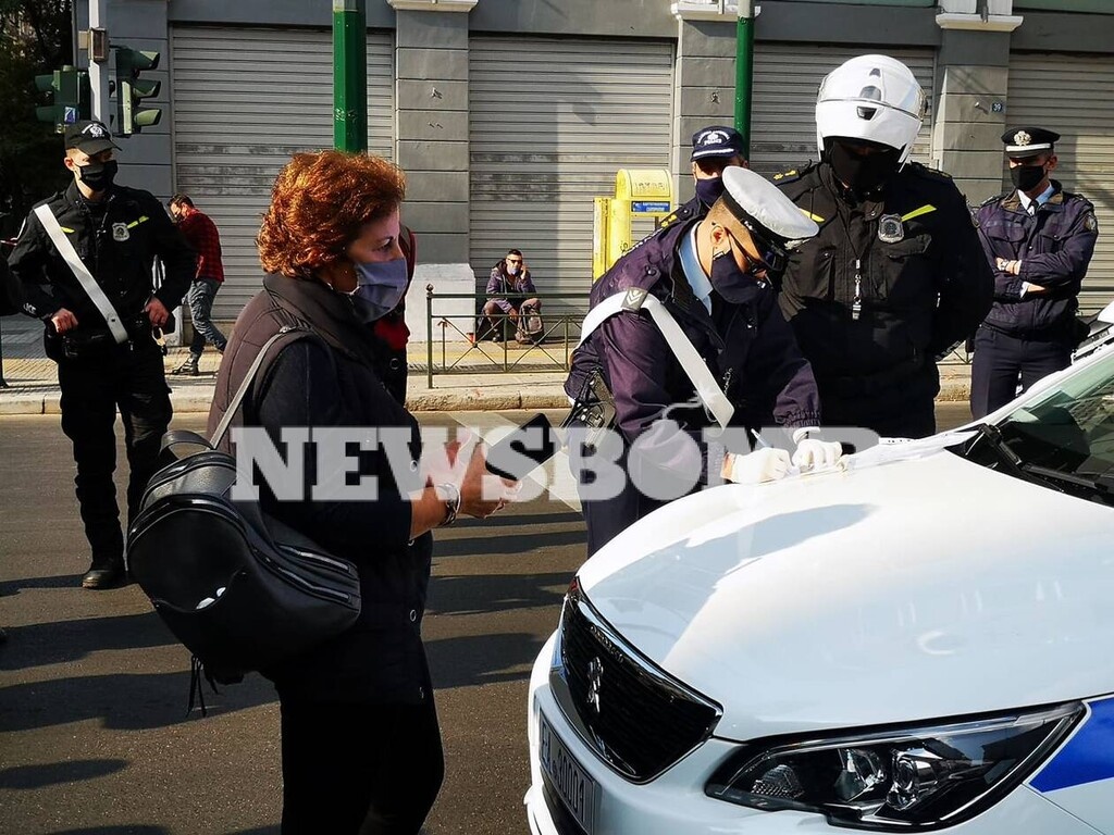 Πολυτεχνείο: Θέλησε να αφήσει λουλούδια και δέχθηκε πρόστιμο 300 ευρώ (photos)