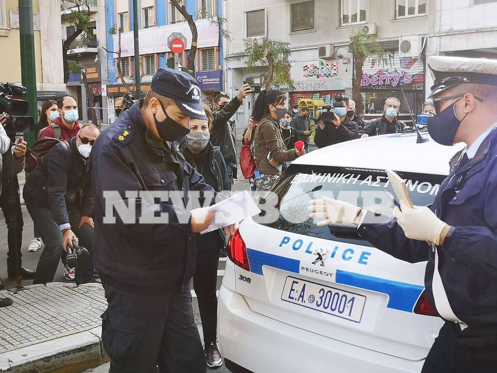 Πολυτεχνείο: Θέλησε να αφήσει λουλούδια και δέχθηκε πρόστιμο 300 ευρώ (photos)