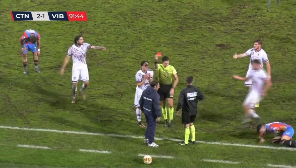 Αδιανόητο! Προπονητής έκοψε… αντίπαλο παίκτη που έβγαινε στην αντεπίθεση (video)