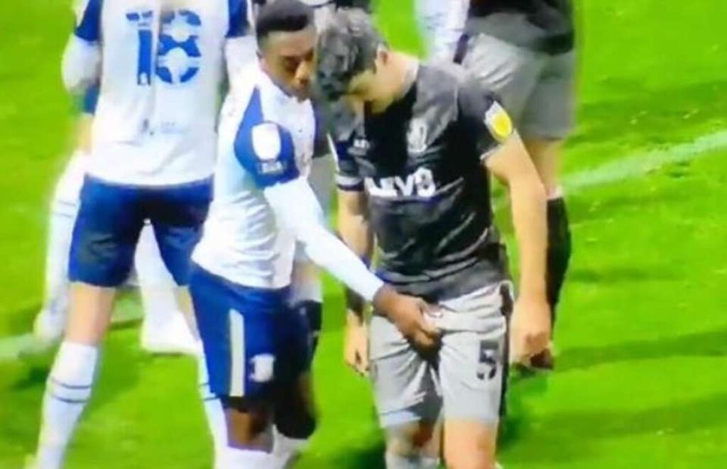 Αγγλία: Ξέφυγαν τα πράγματα - Παίκτης έπιασε τα γεννητικά όργανα αντιπάλου του (video)