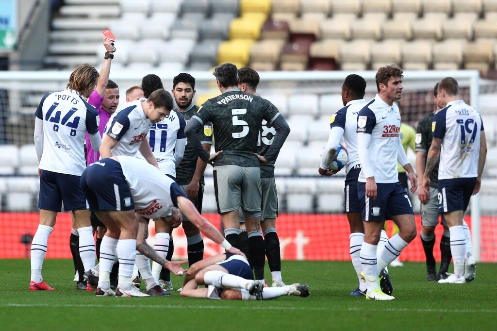 Αγγλία: Ξέφυγαν τα πράγματα - Παίκτης έπιασε τα γεννητικά όργανα αντιπάλου του (video)
