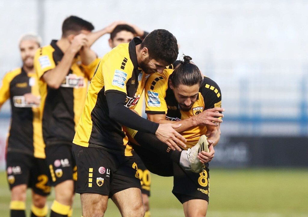 Επικό σκηνικό μετά την γκολάρα του Σιμόες στο ΑΕΚ-ΑΕΛ (photos+video)