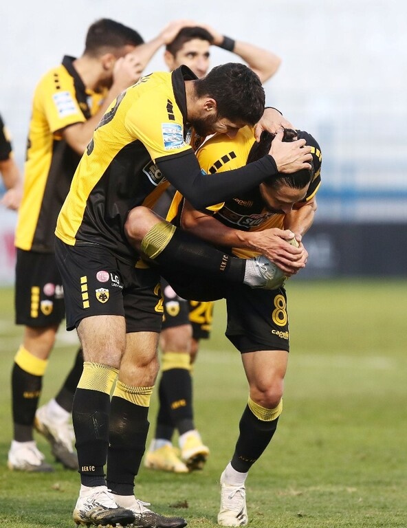 Επικό σκηνικό μετά την γκολάρα του Σιμόες στο ΑΕΚ-ΑΕΛ (photos+video)