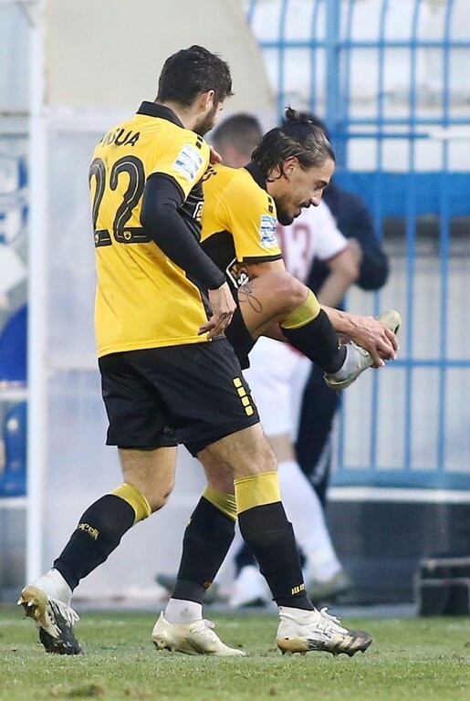 Επικό σκηνικό μετά την γκολάρα του Σιμόες στο ΑΕΚ-ΑΕΛ (photos+video)