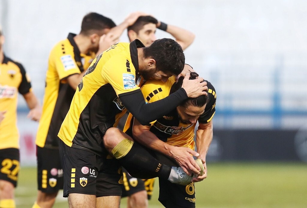 Επικό σκηνικό μετά την γκολάρα του Σιμόες στο ΑΕΚ-ΑΕΛ (photos+video)