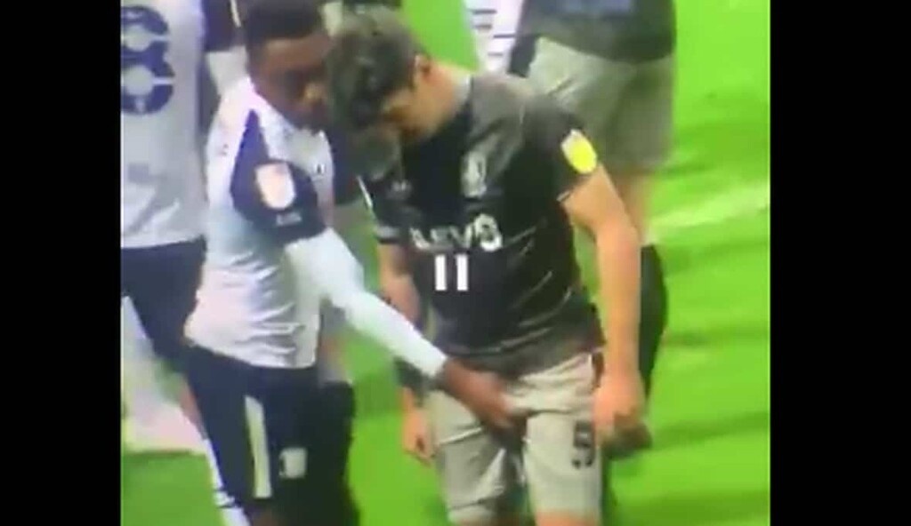 Αγγλία: Ξέφυγαν τα πράγματα - Παίκτης έπιασε τα γεννητικά όργανα αντιπάλου του (video)