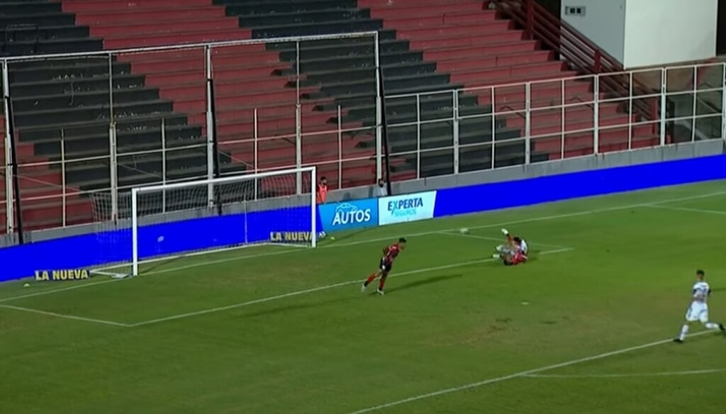 Σε κενή εστία, χωρίς τερματοφύλακα:  Η χαμένη ευκαιρία της χρονιάς! (video+photos)