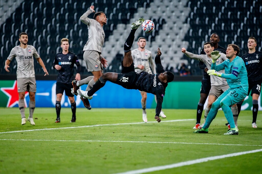 Champions League: Η Γκλάντμπαχ διέλυσε ξανά τη Σαχτάρ, γκολάρα ο Εμπολό! (video+photos)