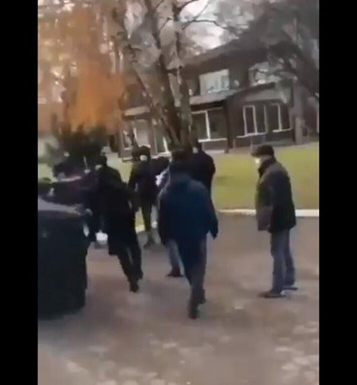 Απίστευτο περιστατικό: Οπαδοί πέταξαν στα σκουπίδια υπεύθυνο γηπέδου (video+photos)