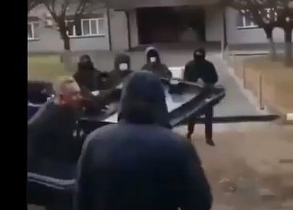 Απίστευτο περιστατικό: Οπαδοί πέταξαν στα σκουπίδια υπεύθυνο γηπέδου (video+photos)