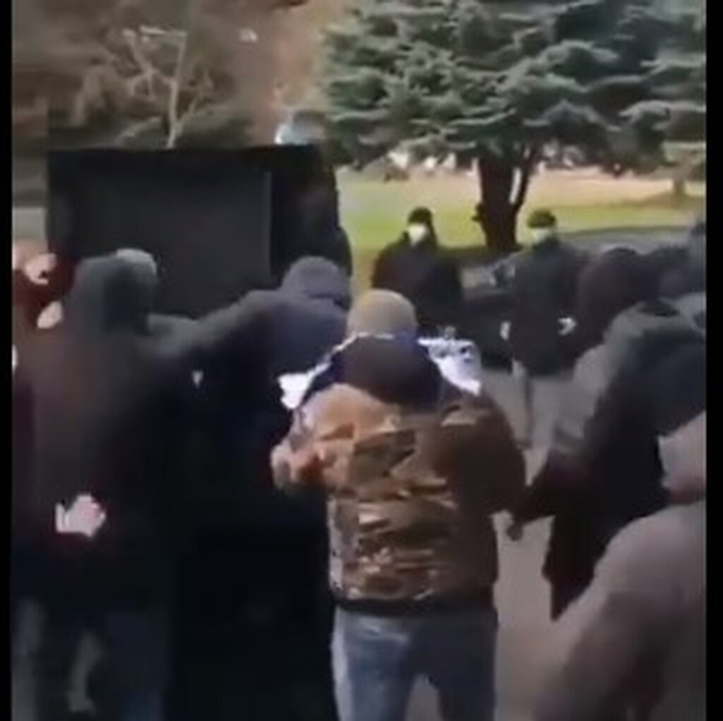 Απίστευτο περιστατικό: Οπαδοί πέταξαν στα σκουπίδια υπεύθυνο γηπέδου (video+photos)