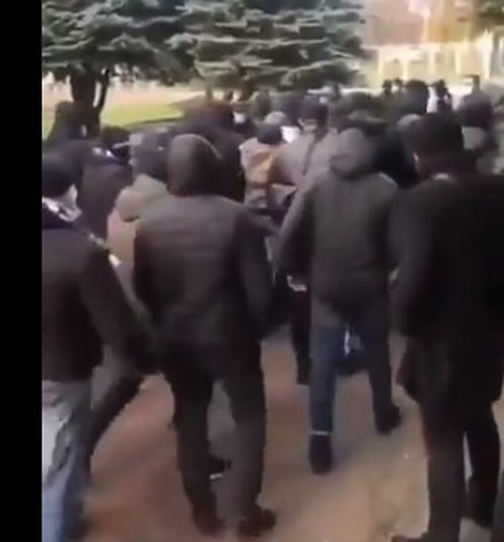 Απίστευτο περιστατικό: Οπαδοί πέταξαν στα σκουπίδια υπεύθυνο γηπέδου (video+photos)