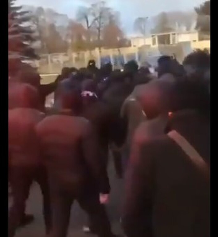 Απίστευτο περιστατικό: Οπαδοί πέταξαν στα σκουπίδια υπεύθυνο γηπέδου (video+photos)