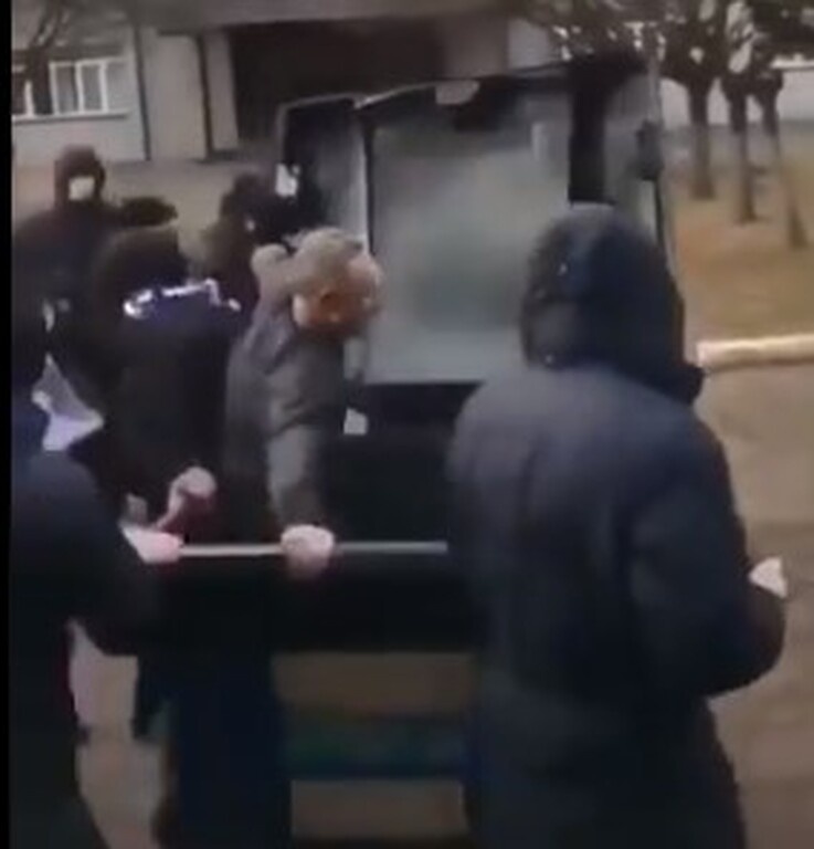 Απίστευτο περιστατικό: Οπαδοί πέταξαν στα σκουπίδια υπεύθυνο γηπέδου (video+photos)