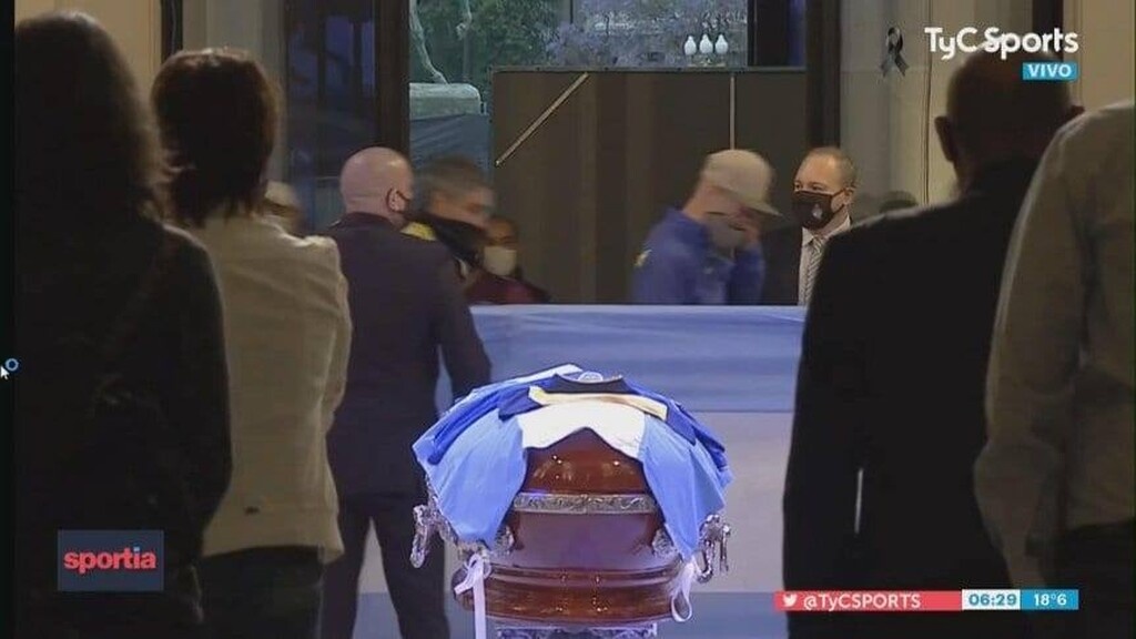 Ντιέγκο Μαραντόνα: Συγκλονιστικές στιγμές στο λαϊκό προσκύνημα (photos+video)