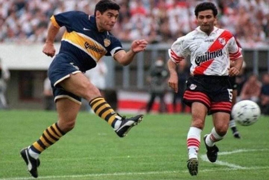 Ντιέγκο Μαραντόνα: Οπαδοί της Μπόκα και της Ρίβερ θρηνούν αγκαλιασμένοι (photos)