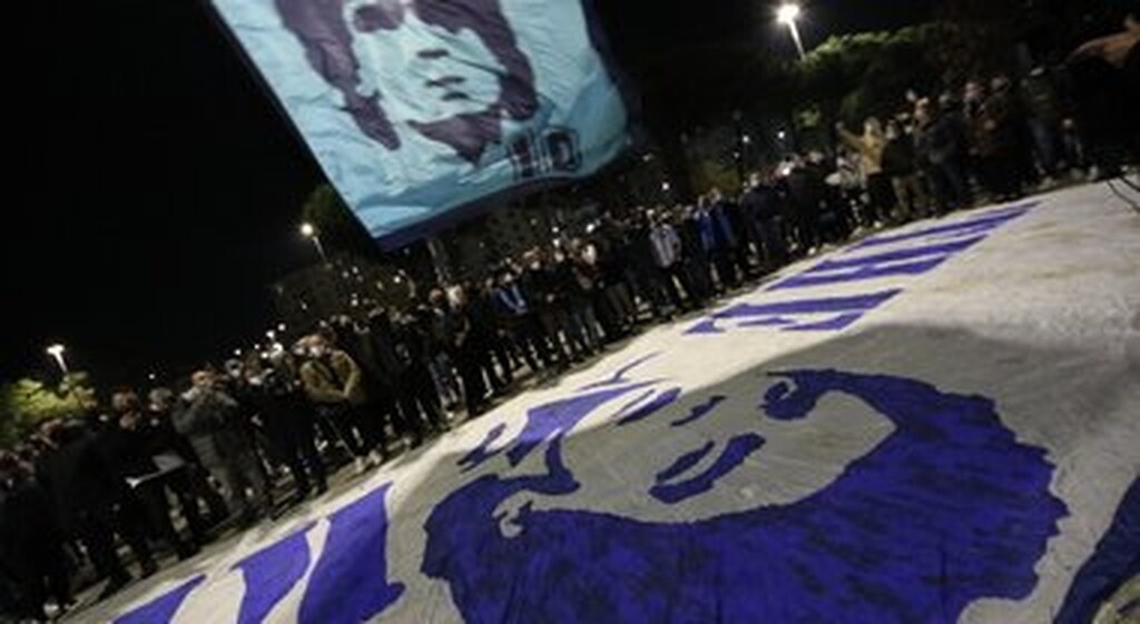 Ντιέγκο Μαραντόνα: Ολονυχτία στο γήπεδο της Νάπολι (photos+video)