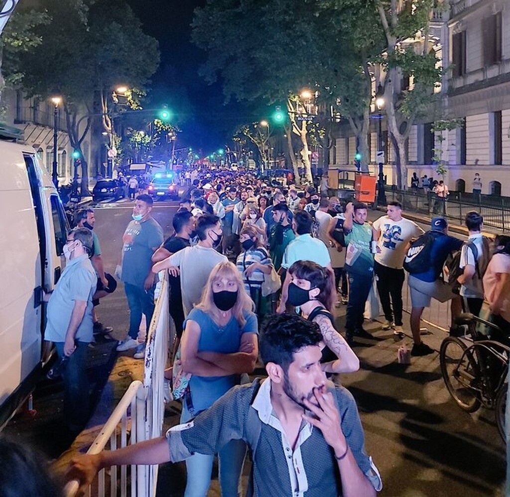 Ντιέγκο Μαραντόνα - Λαϊκό προσκύνημα: Live Το «τελευταίο» αντίο στην Casa Rosada (video+photos)