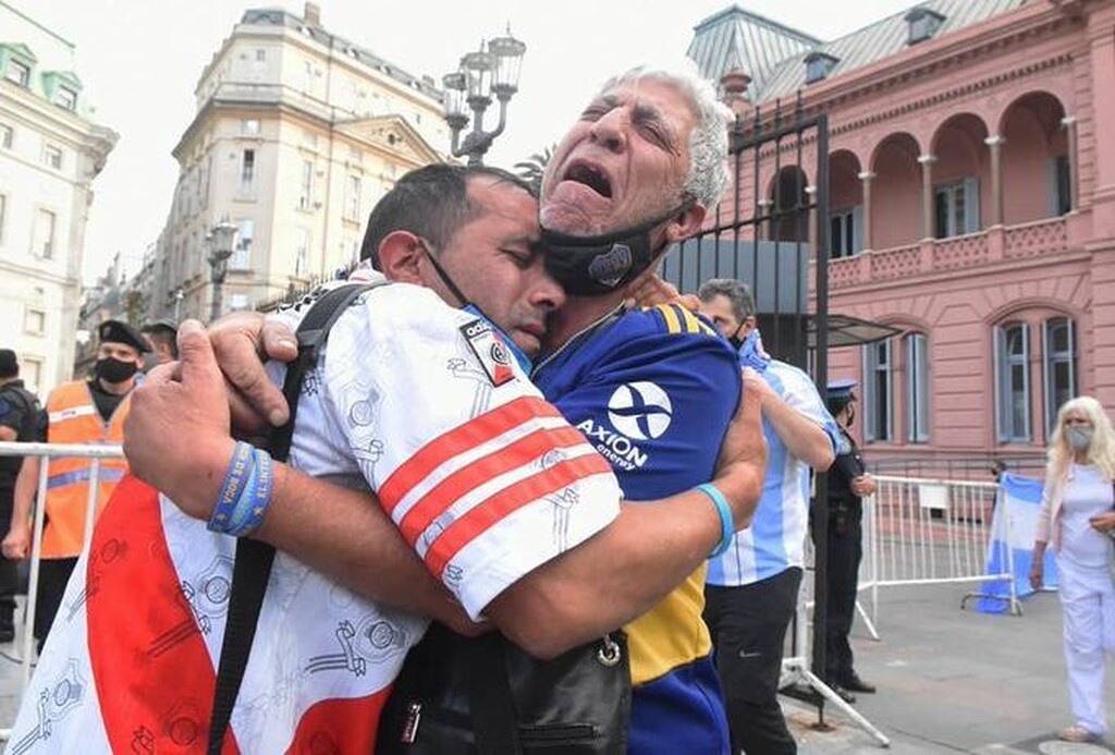 Ντιέγκο Μαραντόνα: Οπαδοί της Μπόκα και της Ρίβερ θρηνούν αγκαλιασμένοι (photos)