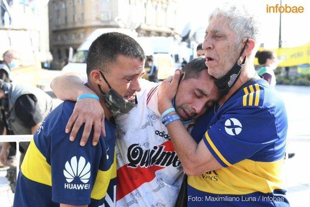 Ντιέγκο Μαραντόνα: Οπαδοί της Μπόκα και της Ρίβερ θρηνούν αγκαλιασμένοι (photos)