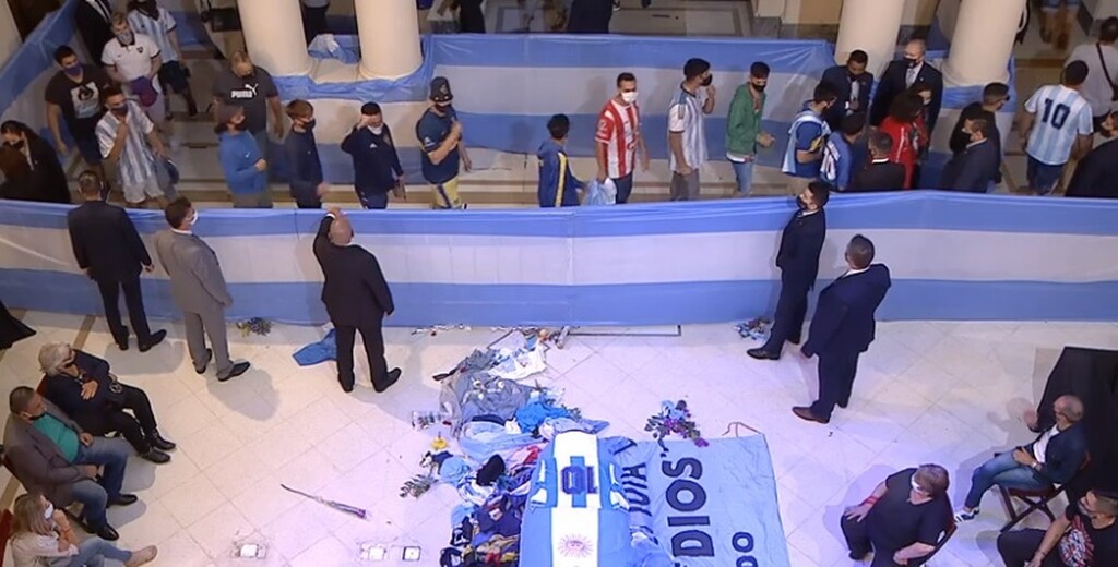 Ντιέγκο Μαραντόνα: Συγκλονιστικές στιγμές στο λαϊκό προσκύνημα (photos+video)