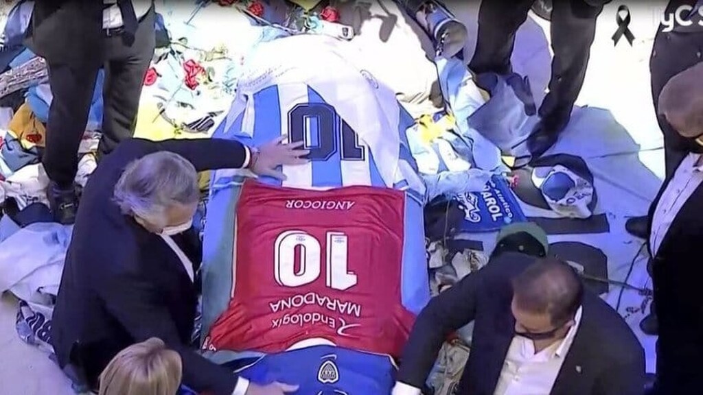 Ντιέγκο Μαραντόνα: Έξαλλοι με τον πρόεδρο! (Photos & Video)