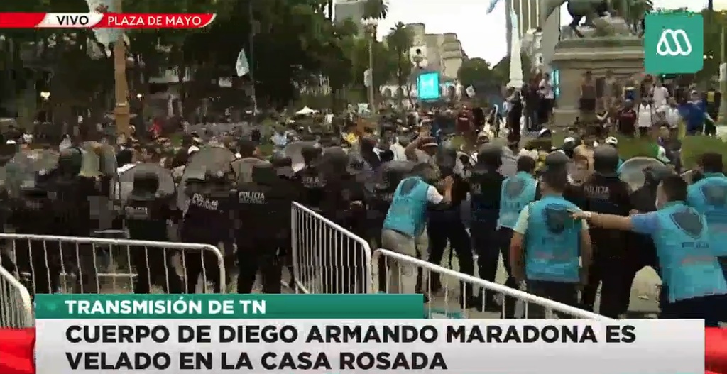 Ντιέγκο Μαραντόνα: Ένταση και επεισόδια στο λαϊκό προσκύνημα (photos)