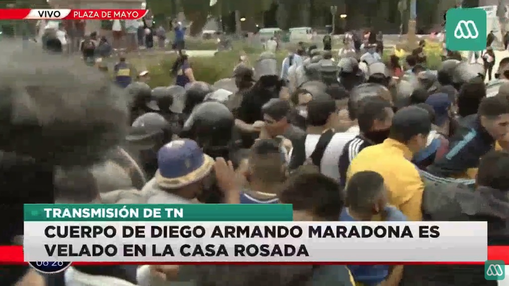 Ντιέγκο Μαραντόνα: Ένταση και επεισόδια στο λαϊκό προσκύνημα (photos)