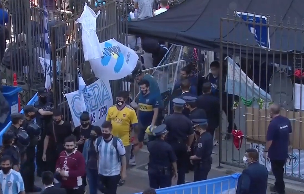 Ντιέγκο Μαραντόνα: Συγκλονιστικές στιγμές στο λαϊκό προσκύνημα (photos+video)