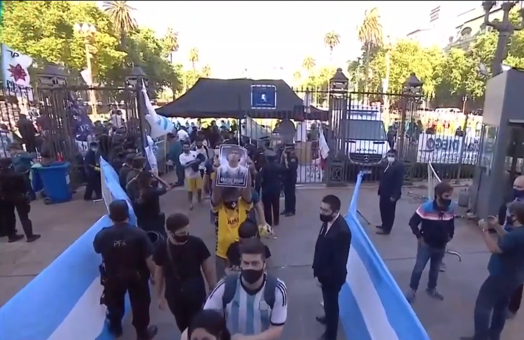 Ντιέγκο Μαραντόνα: Συγκλονιστικές στιγμές στο λαϊκό προσκύνημα (photos+video)