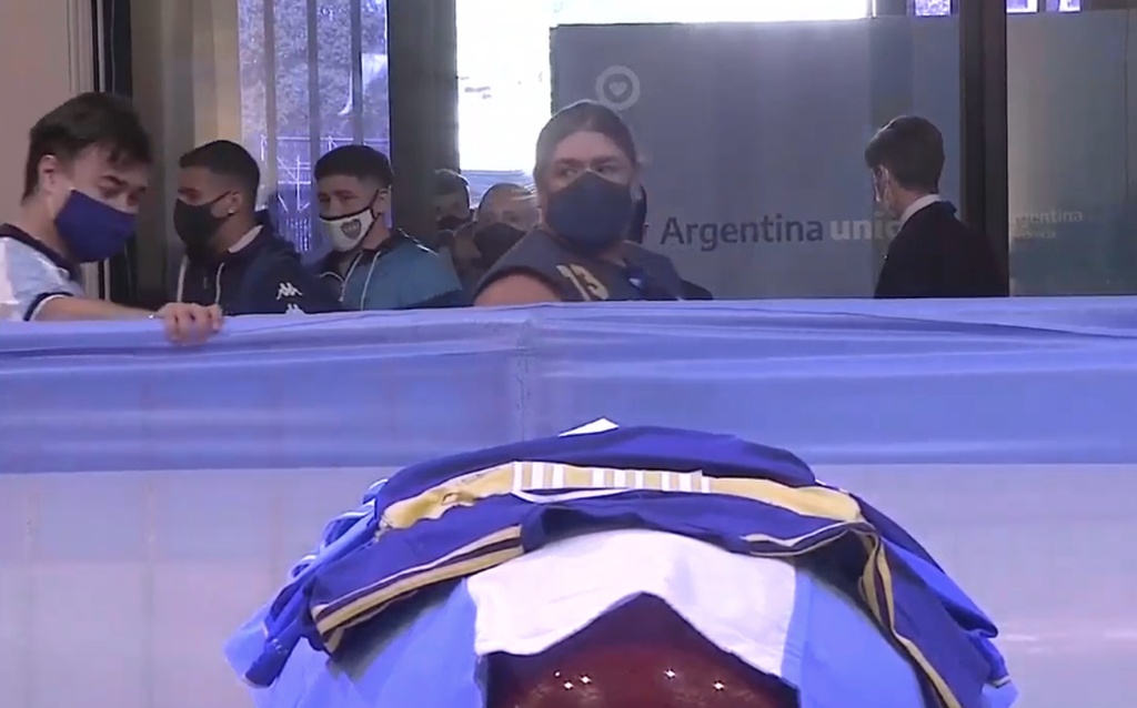 Ντιέγκο Μαραντόνα: Συγκλονιστικές στιγμές στο λαϊκό προσκύνημα (photos+video)