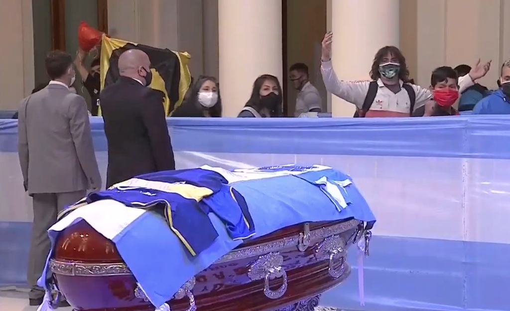 Ντιέγκο Μαραντόνα: Συγκλονιστικές στιγμές στο λαϊκό προσκύνημα (photos+video)