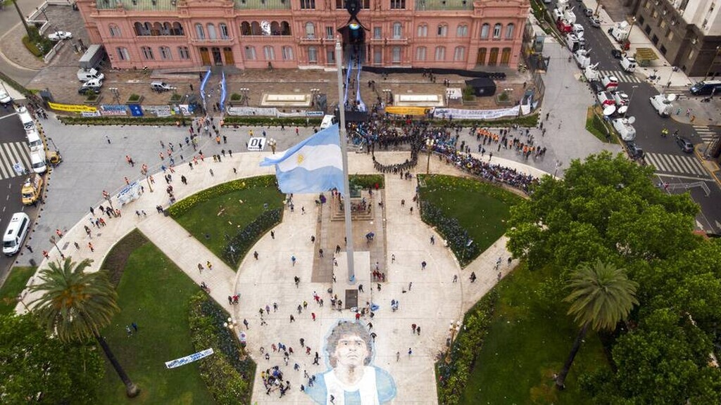 Ντιέγκο Μαραντόνα: Συγκλονιστικές στιγμές στο λαϊκό προσκύνημα (photos+video)