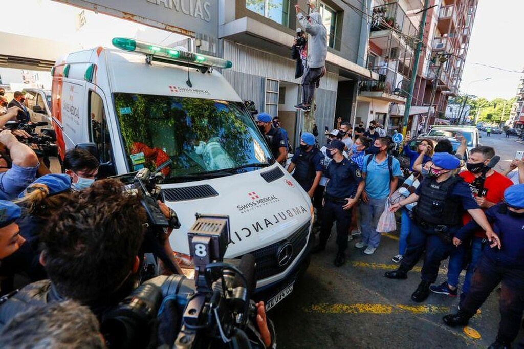 Ντιέγκο Μαραντόνα: Ξεφεύγει η κατάσταση με πλαστικές σφαίρες και οδομαχίες! (video)