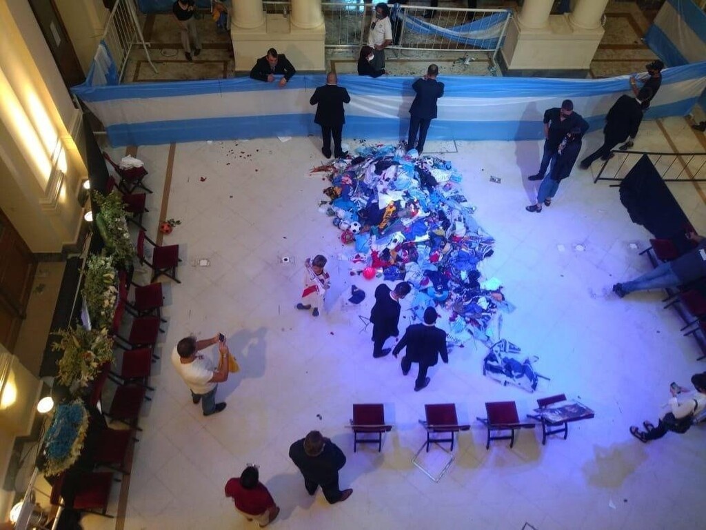 Μαραντόνα: Διακόπηκε το λαϊκό προσκύνημα λόγω των επεισοδίων!