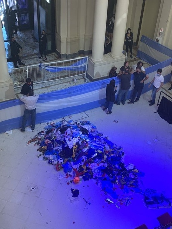 Μαραντόνα: Διακόπηκε το λαϊκό προσκύνημα λόγω των επεισοδίων!