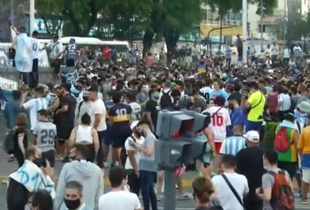 Λαϊκό προσκύνημα: Κόντρα οικογένειας Μαραντόνα και Κυβέρνησης - Φοβούνται επεισόδια (photos)