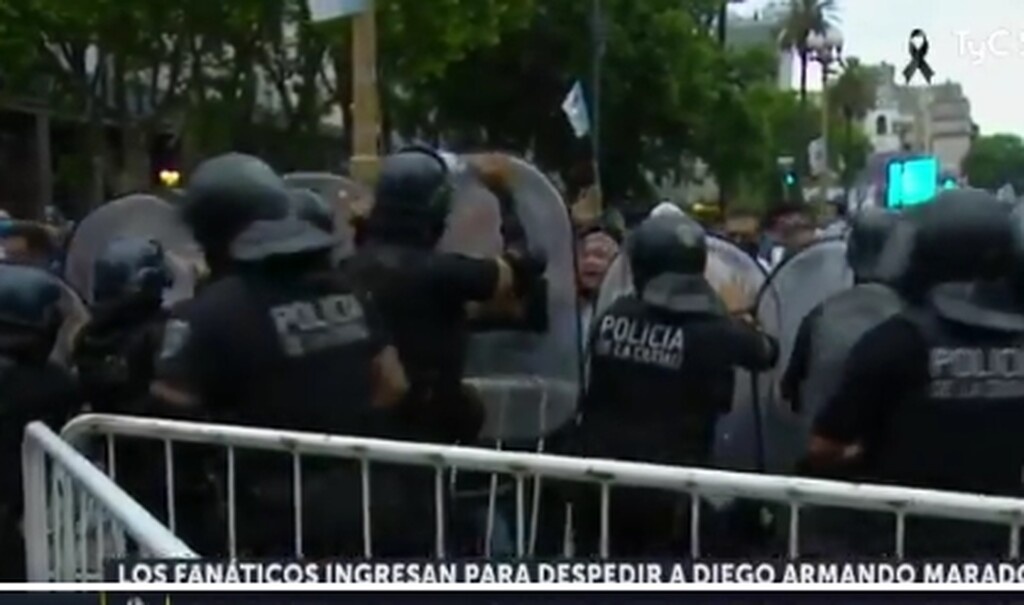 Ντιέγκο Μαραντόνα: Ένταση και επεισόδια στο λαϊκό προσκύνημα (photos)