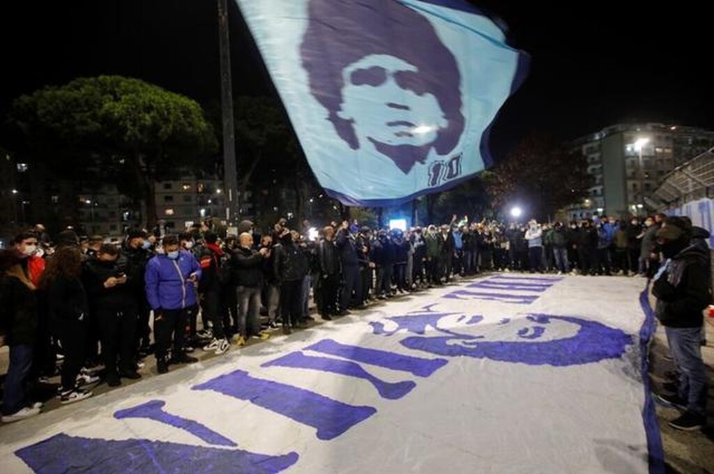 Ντιέγκο Μαραντόνα: Ολονυχτία στο γήπεδο της Νάπολι (photos+video)